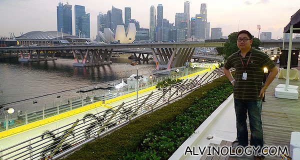 Enjoying the 2011 Formula 1 Singtel Singapore Grand Prix @ Singapore Flyer - Alvinology