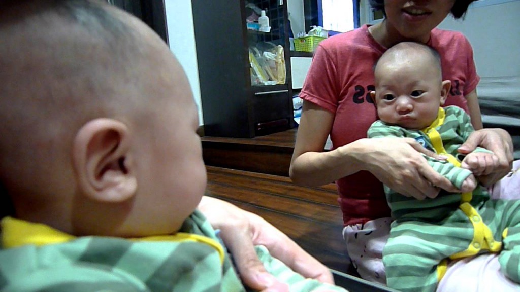 Asher loves to look at himself in the mirror - Alvinology