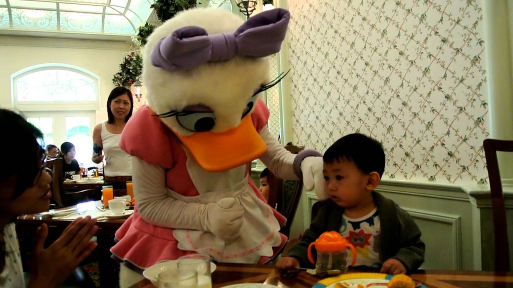 Family Fun at Hong Kong Disneyland – Day 2 Morning - Alvinology