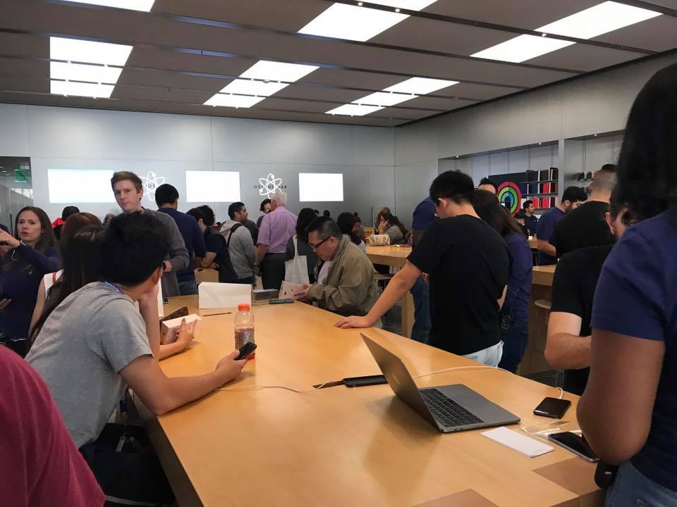 Are Singaporeans the only suckers queuing for the iPhone 8 and 8+ in Asia? - Alvinology