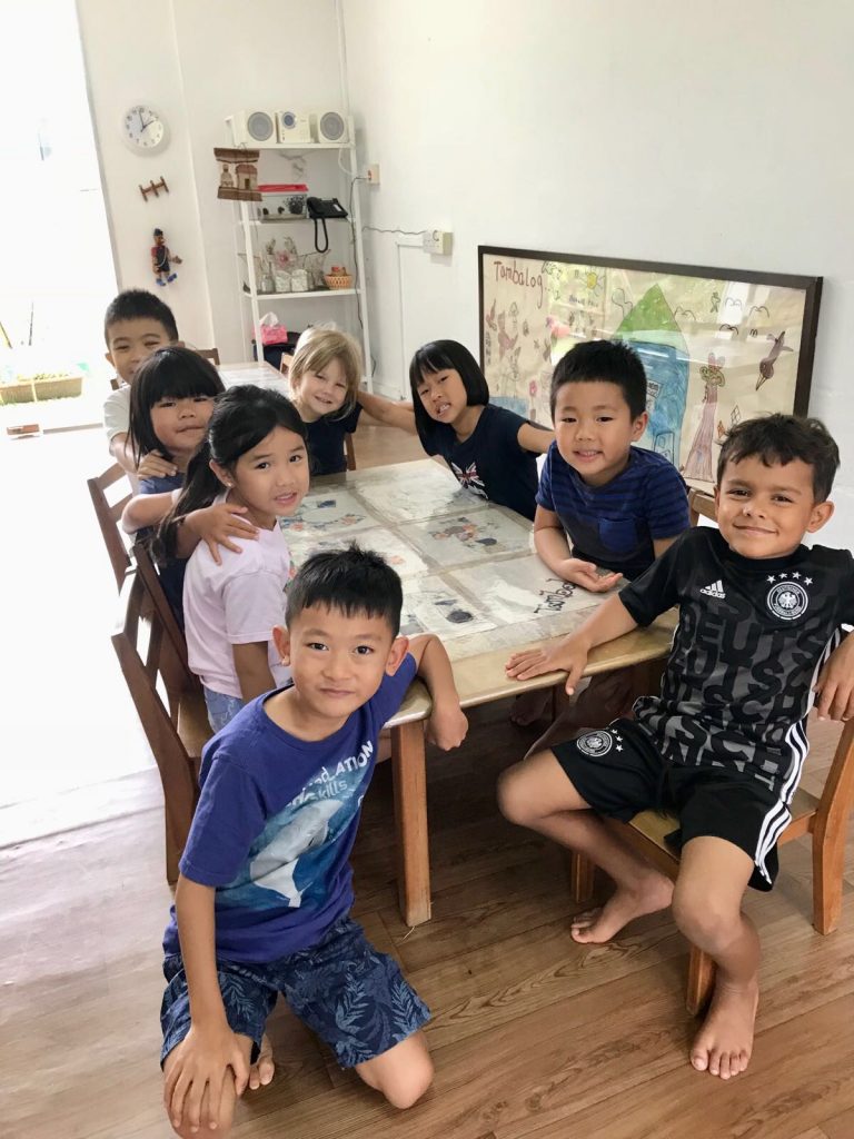 Asher and his schoolmates from the Boas' (K1s) and Seniors’ (K2s) classes during morning tea. (Credit: Tambalog)