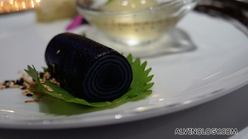  Black sesame and white coconut glutinous steam roll