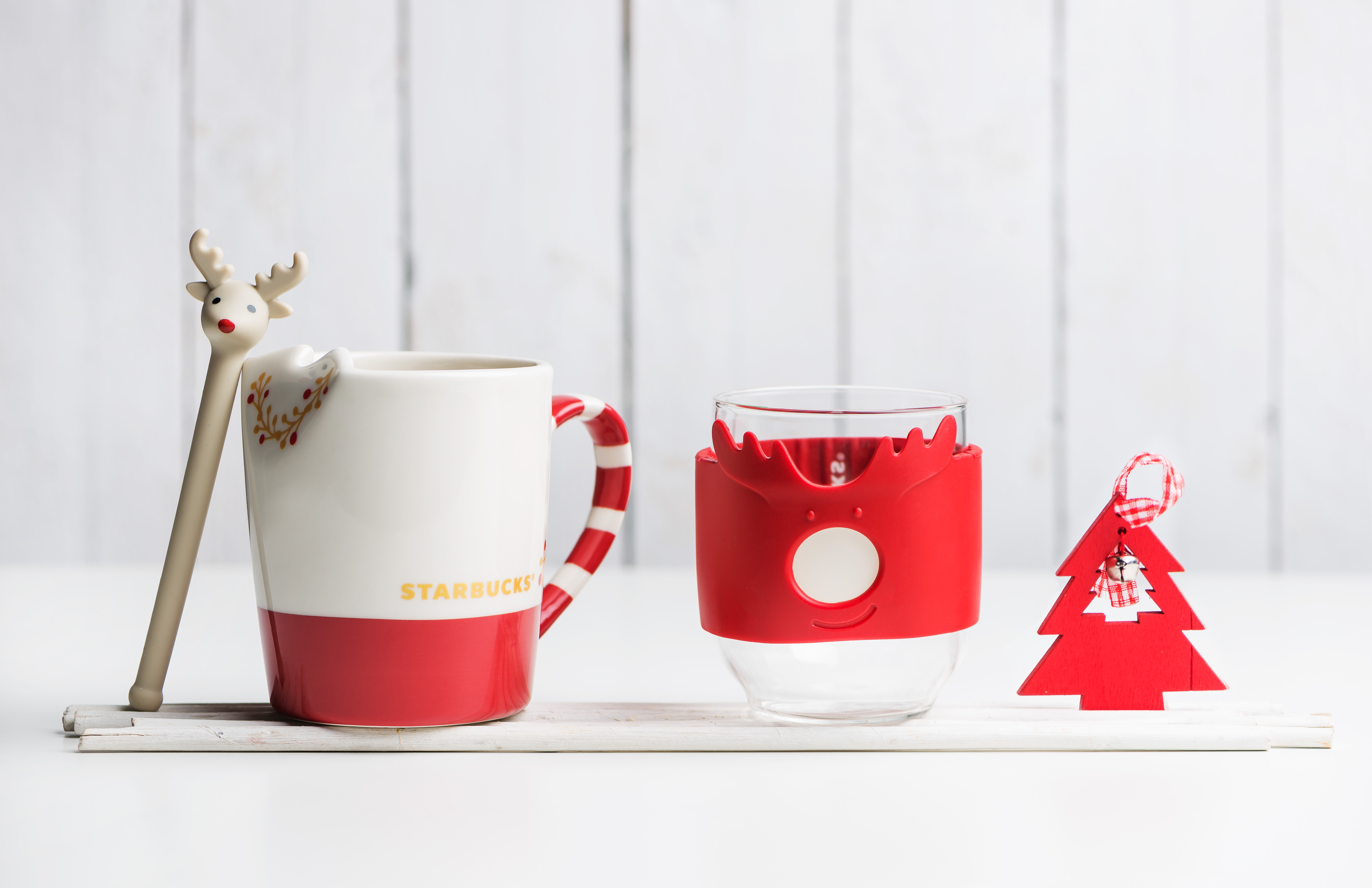 Starbucks adds Christmas Tree Dark Mocha and even more giftables to its holiday drinks lineup Starbucks adds Christmas Tree Dark Mocha and even more giftables to its holiday drinks lineup - Alvinology