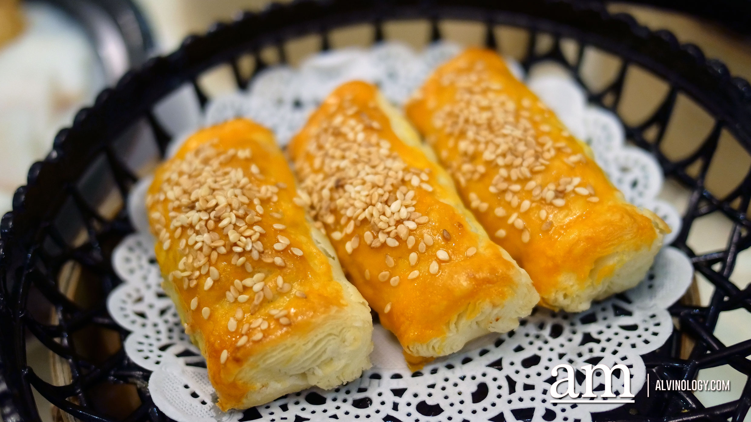 This creative interpretation of 火鸡 (Chinese for turkey) is available for just S$1 at Dragon Bowl Crispy BBQ Pork Pastry (酥皮叉烧酥) - S$4.50
