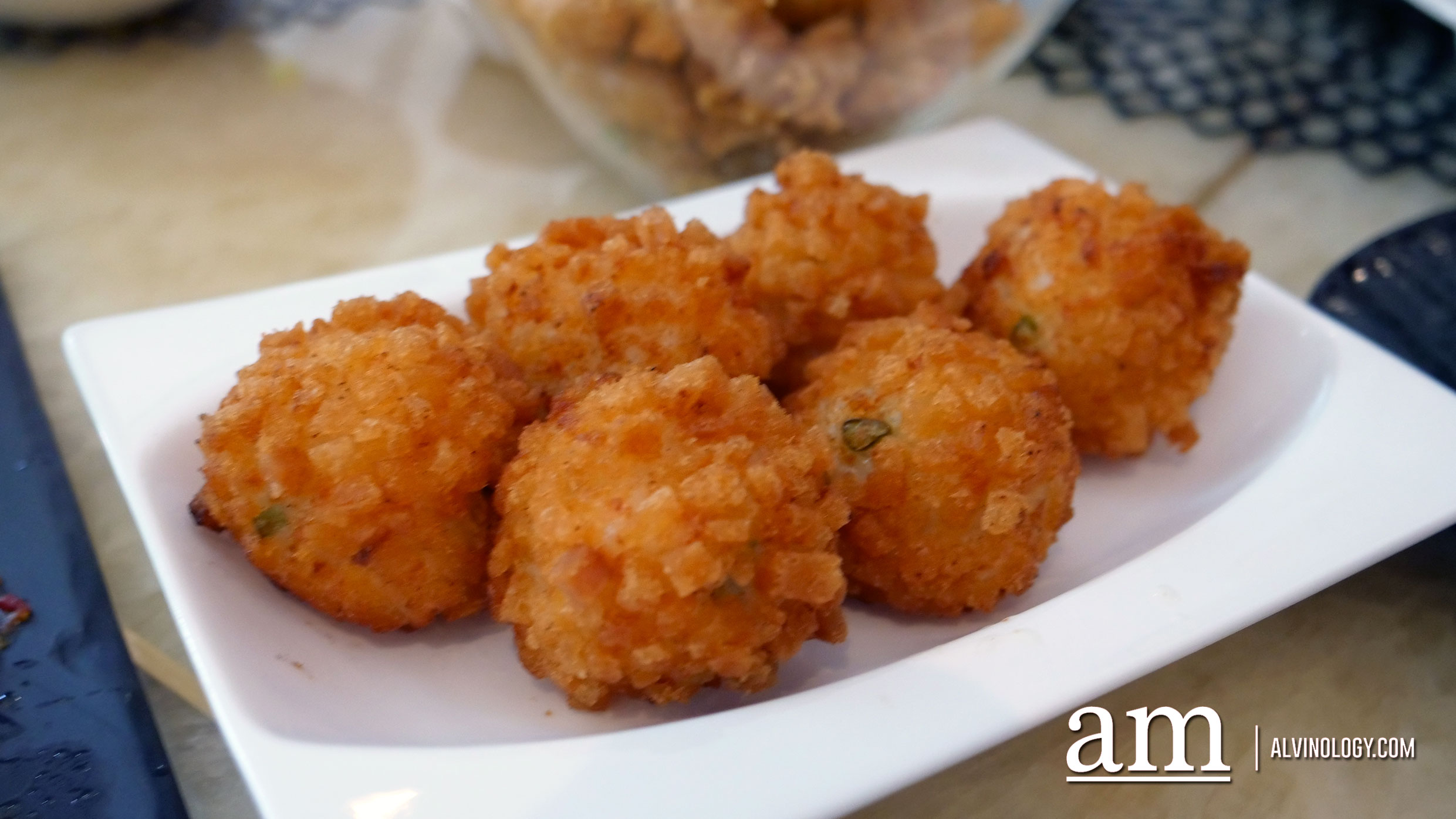 Spicy lava deep-fried prawn roll 
