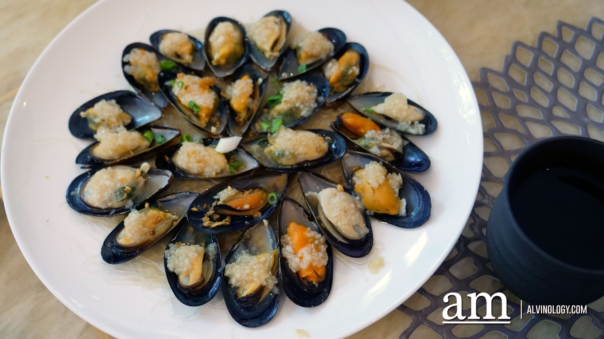 Steamed blue shell mussels 