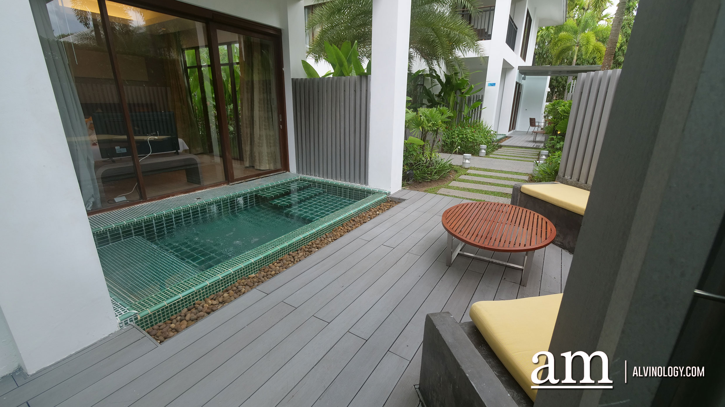 Attached jacuzzi 