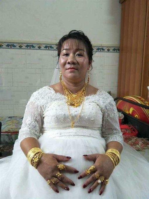23-year-old Chinese guy marries a very rich 38-year-old bride and gets instant Ferrari, real estate lot and tons of cash - Alvinology