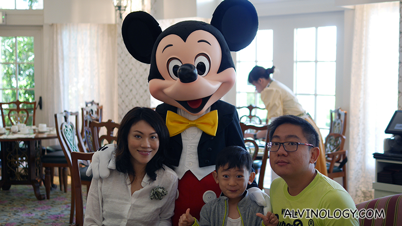Disney character dining 