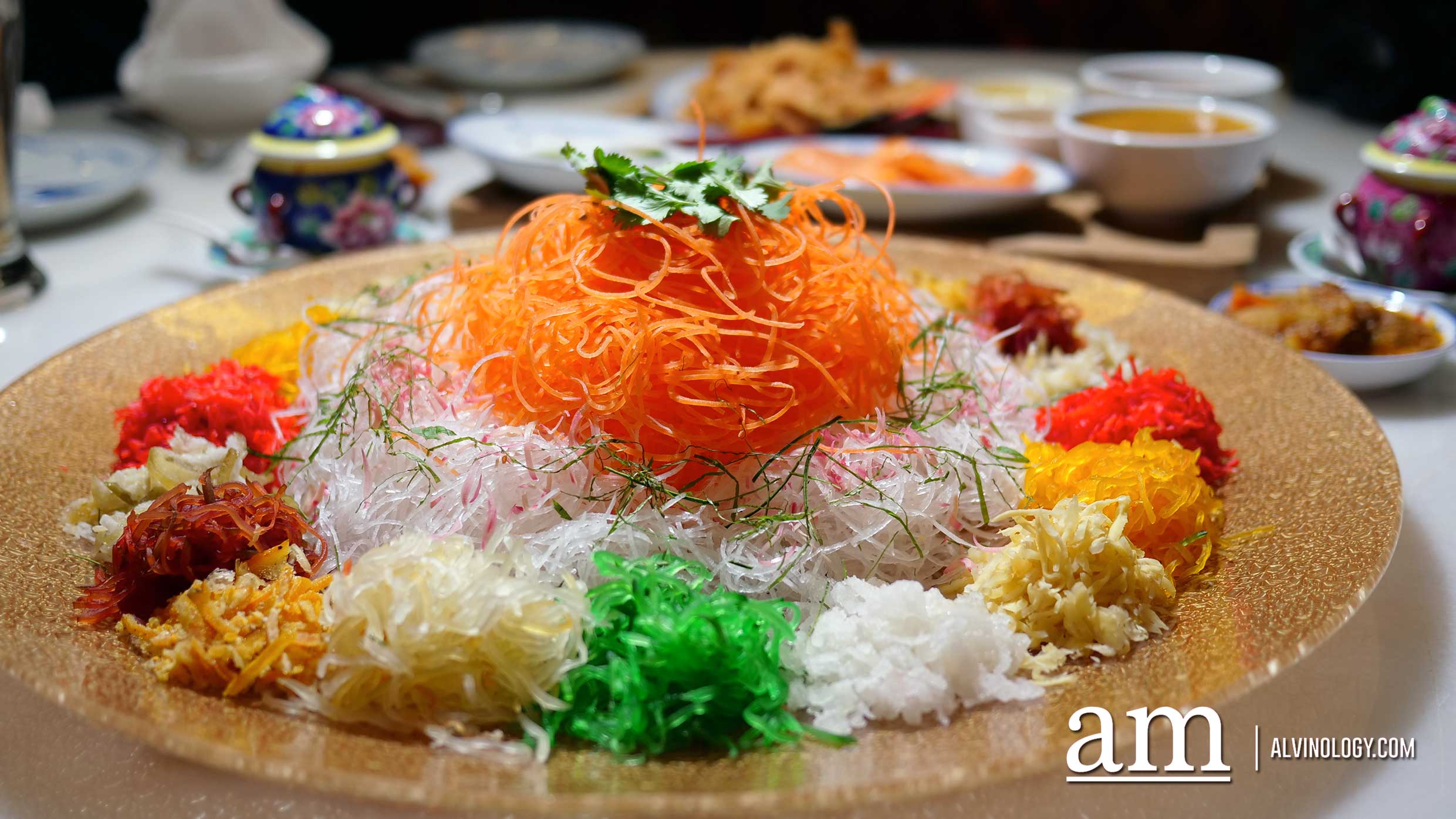 How about a Peranakan-style Lunar New Year reunion dinner this year? Available at INDOCAFE - the white house INDOCAFE's Glorious Prosperity Yusheng