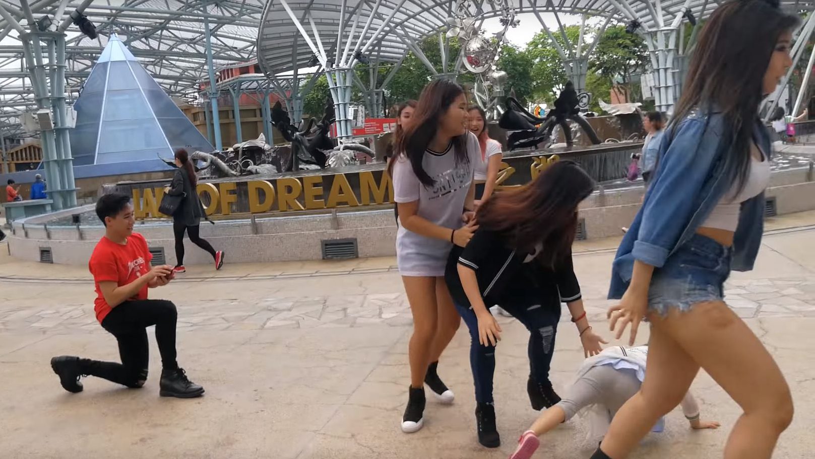 Guy proposes with KPOP dance moves at Sentosa but sadly gets rejected! Guy proposes with KPOP dance moves at Sentosa but sadly gets rejected! - Alvinology