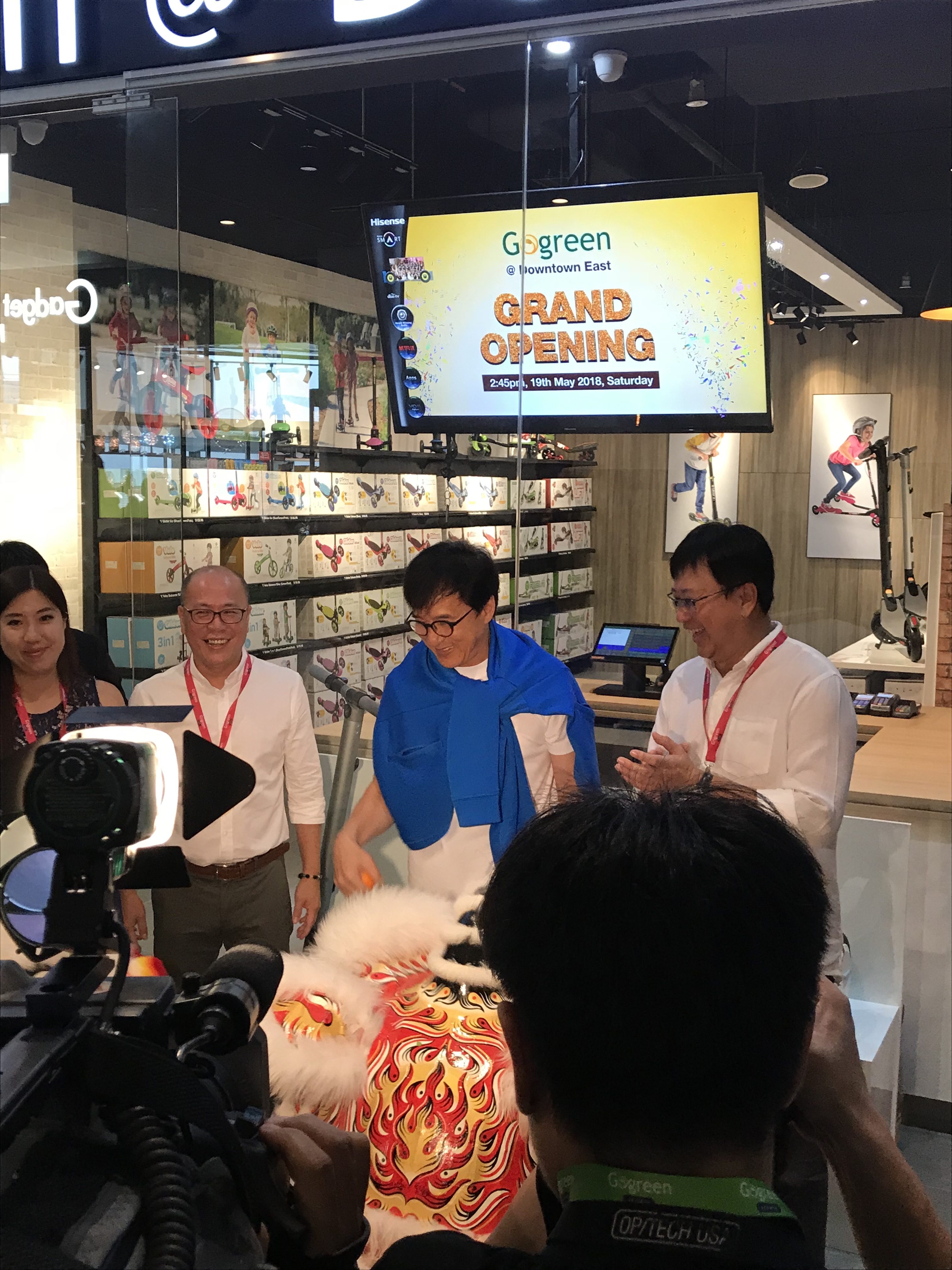 GoGreen launches its PMD shop and vending machine with Jackie Chan! GoGreen launches its PMD shop and vending machine with Jackie Chan! - Alvinology