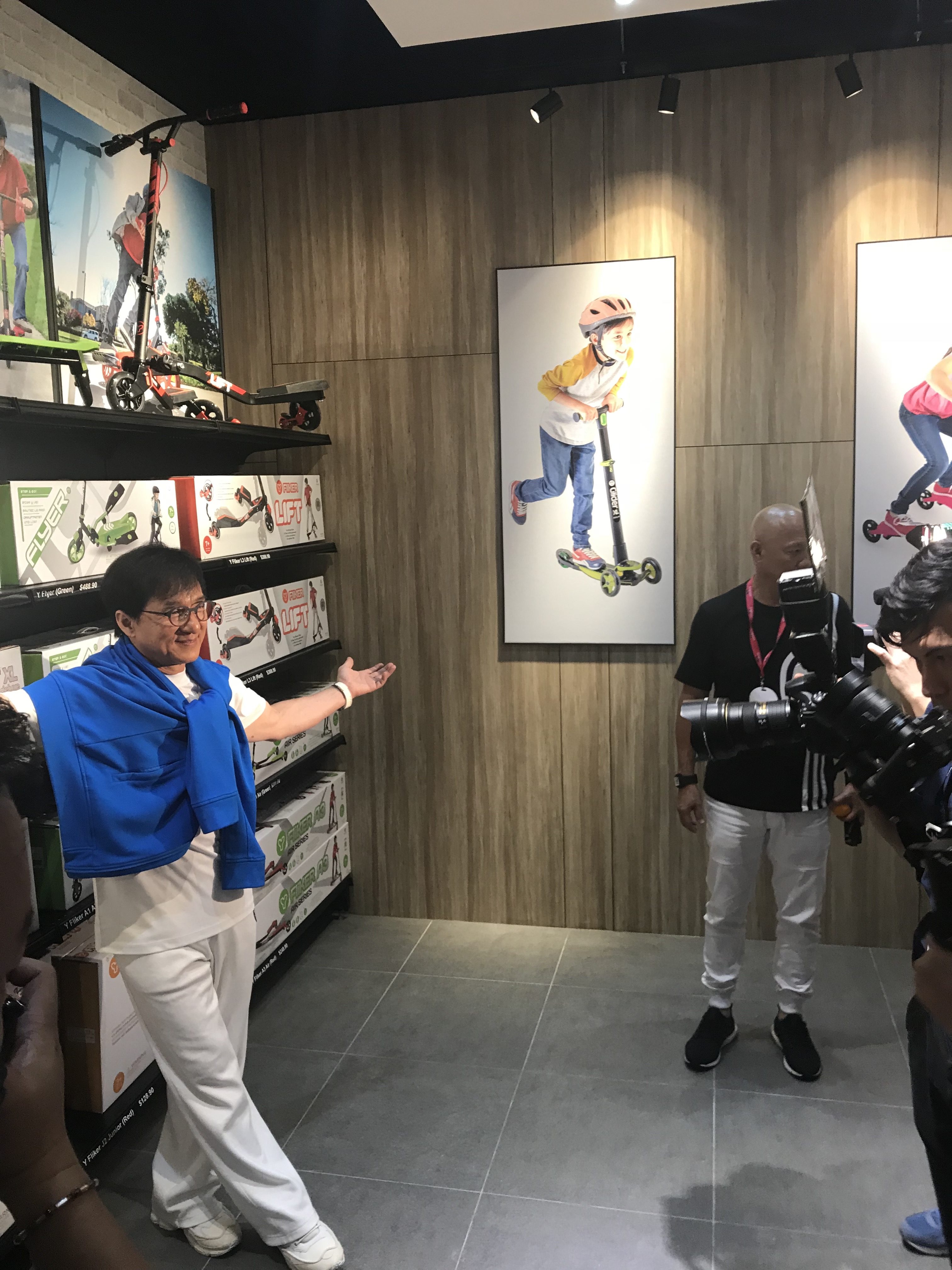 GoGreen launches its PMD shop and vending machine with Jackie Chan! GoGreen launches its PMD shop and vending machine with Jackie Chan! - Alvinology