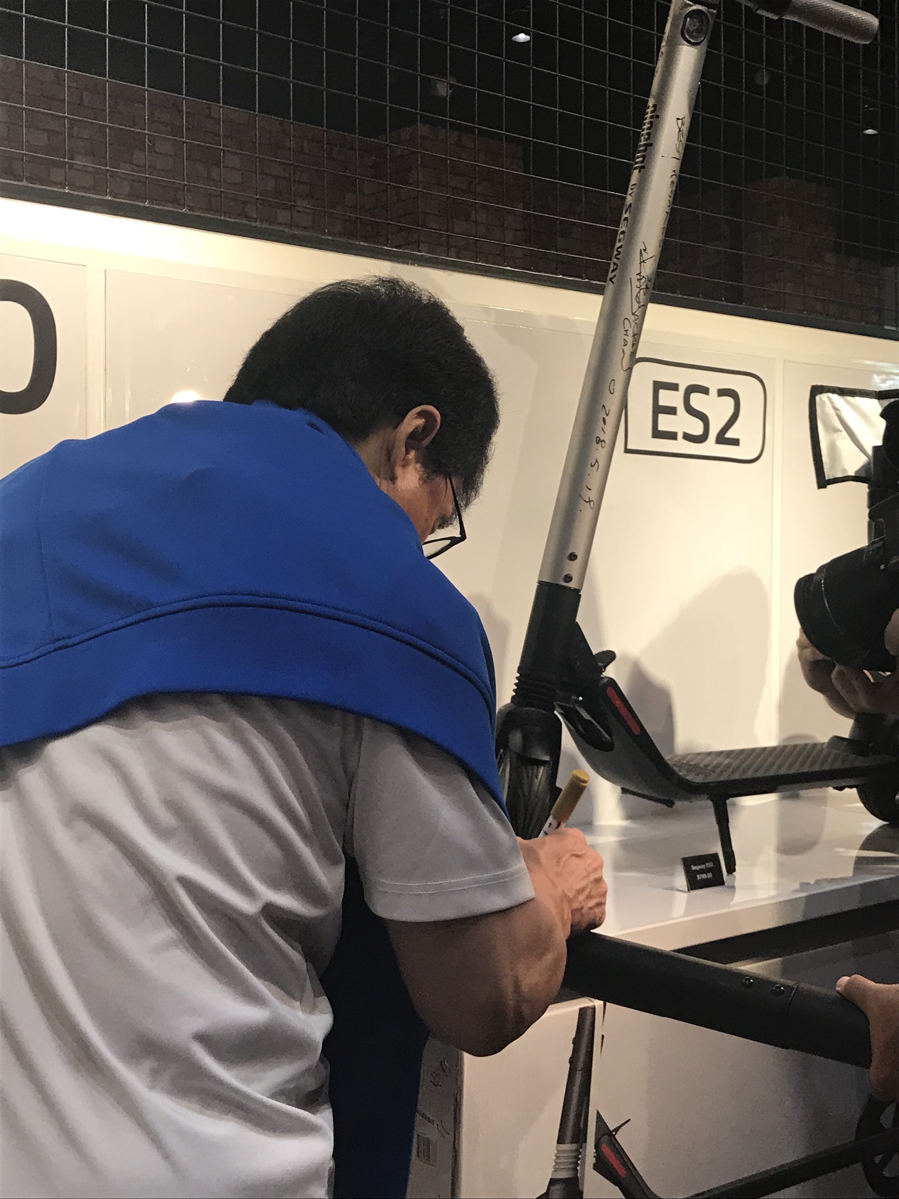 GoGreen launches its PMD shop and vending machine with Jackie Chan! GoGreen launches its PMD shop and vending machine with Jackie Chan! - Alvinology