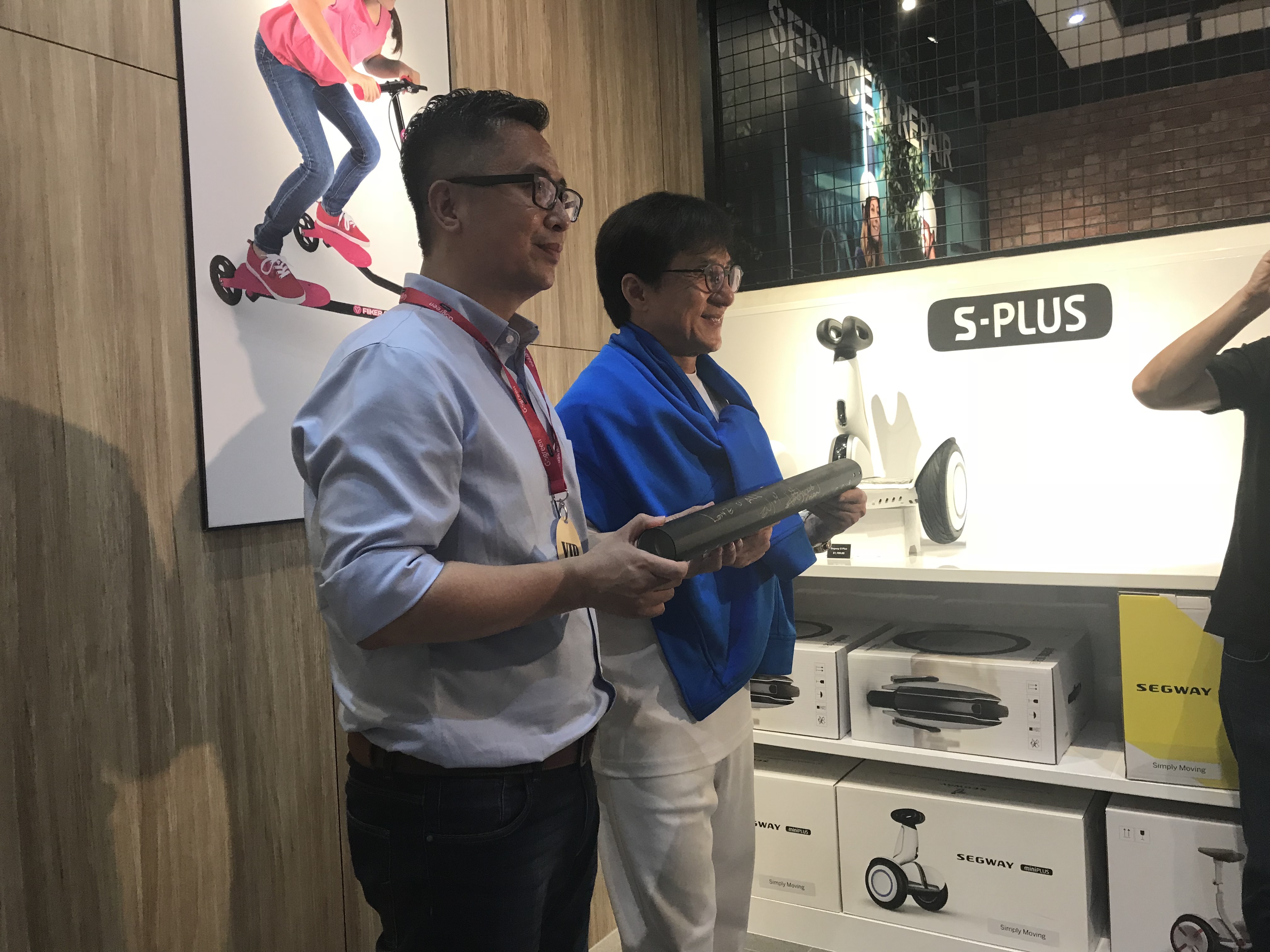 GoGreen launches its PMD shop and vending machine with Jackie Chan! GoGreen launches its PMD shop and vending machine with Jackie Chan! - Alvinology