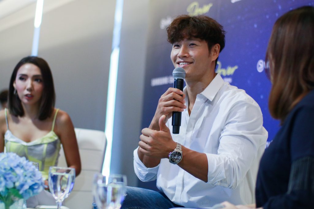 Park Min Young and Kim Jong Kook can't live without their smartphones Kim Jong Kook charming a captive media audience at the Samsung Galaxy Note9 press conference. Credit: Samsung