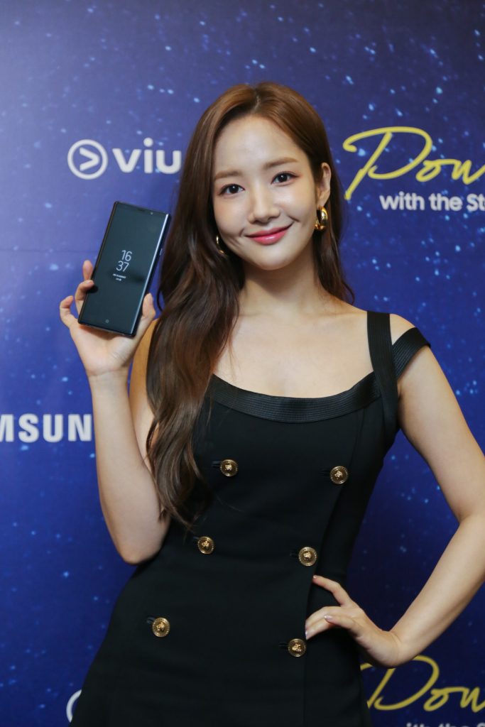 Park Min Young and Kim Jong Kook can't live without their smartphones Park Min Young poses with the Samsung Galaxy Note9 at the press conference on Friday afternoon. Credit: Samsung