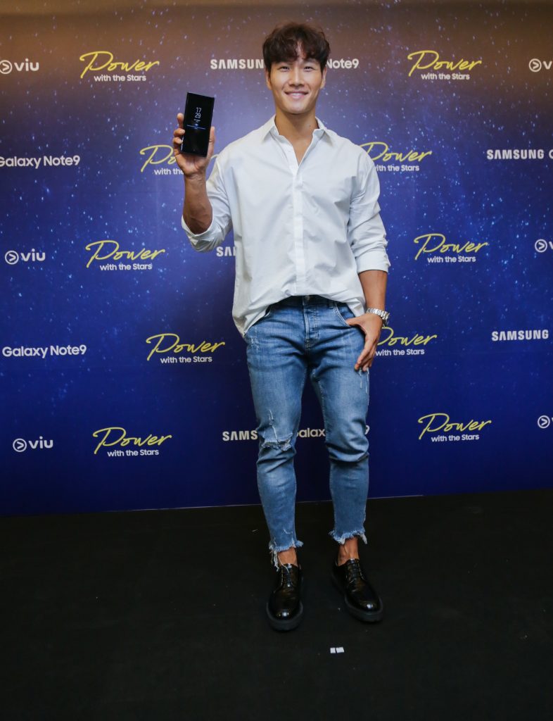 Park Min Young and Kim Jong Kook can't live without their smartphones Kim Jong Kook posing with the Samsung Galaxy Note9. Credit: Samsung