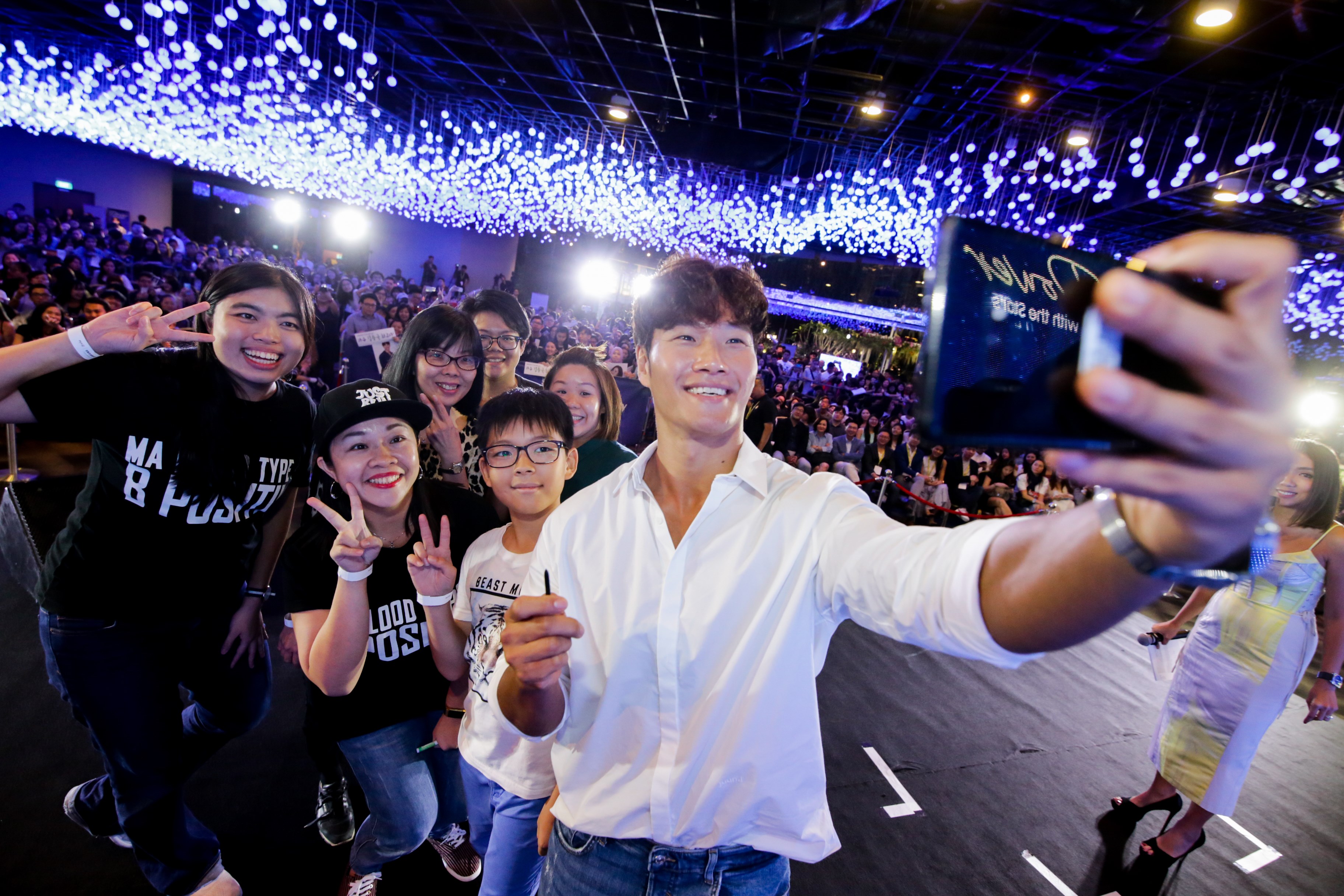 Park Min Young and Kim Jong Kook can't live without their smartphones - Alvinology