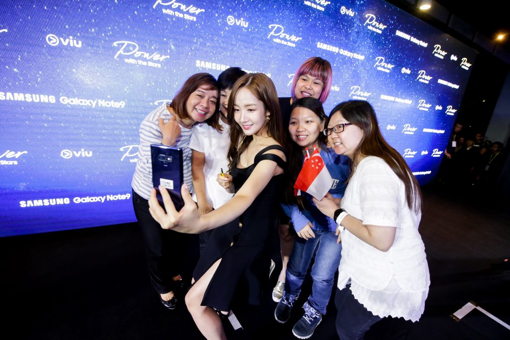 Park Min Young and Kim Jong Kook can't live without their smartphones Park Min Young takes a wefie with her fans at the Samsung Galaxy Exclusive Launch Party on Friday evening. Credit: Samsung
