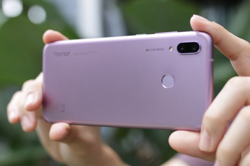 Honor Play first smartphone with inbuilt GPU turbo for the ultimate mobile gamer The Ultra Violet colourway of the Honor Play. It sports the same dual camera lens setup as the Huawei P20. Image credit: Hardwarezone.com