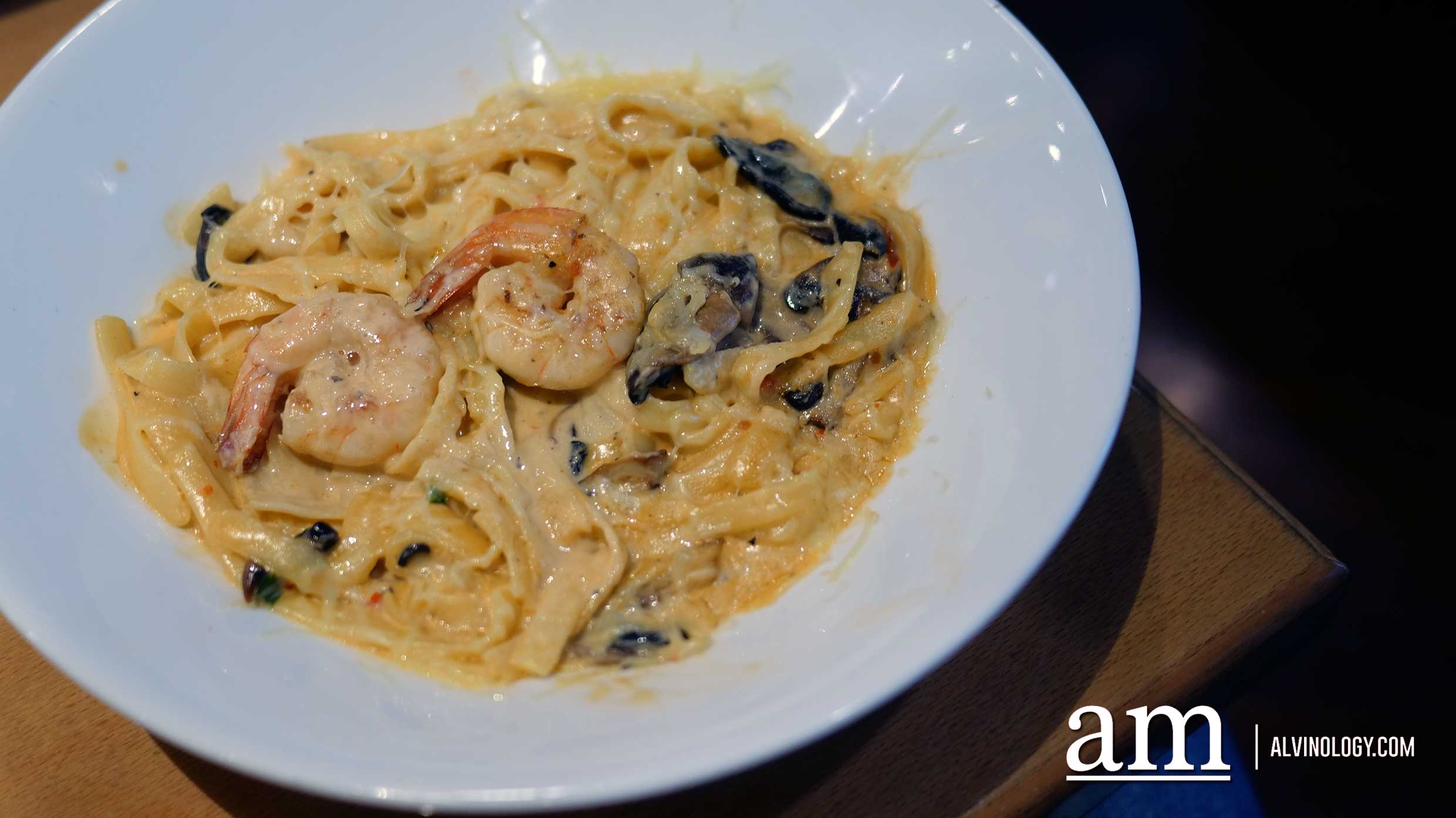 Toowomba Pasta (S$29.90) - Grilled shrimp, mushrooms and Parmesan with $23.90 fettuccine and a light tomato cream sauce.