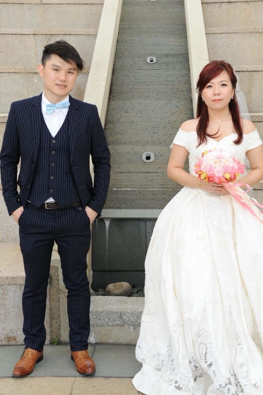 Couple who paid $2700 for 3-in-1 photo and video package asks internet to judge their photos, photographer responds - Alvinology