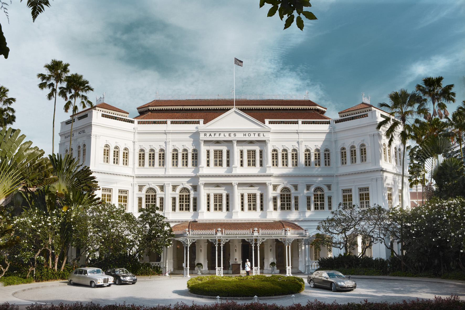 Raffles Hotel Singapore's Long Bar Reopens Its Doors with Cocktails Starting at $28 - Alvinology
