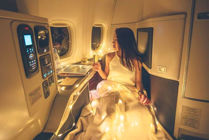 Hong Kong Influencer Harimao Lee covers herself in Christmas lights on a business class flight and people are shookt - Alvinology
