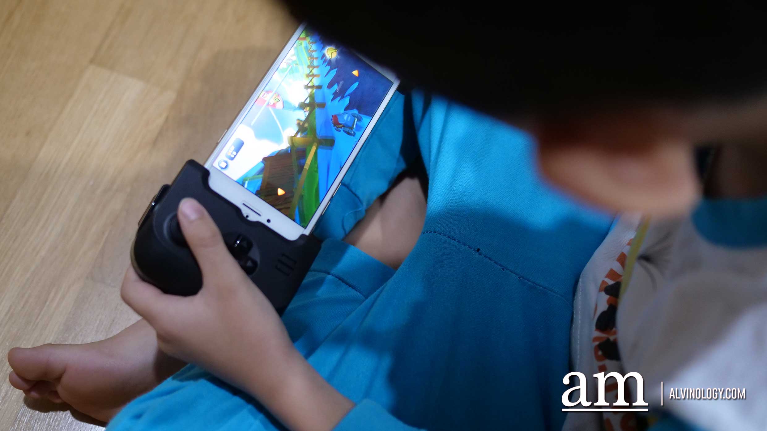 Convert your smartphone into a portable gaming device with Gamevice Convert your smartphone into a portable gaming device with Gamevice - Alvinology