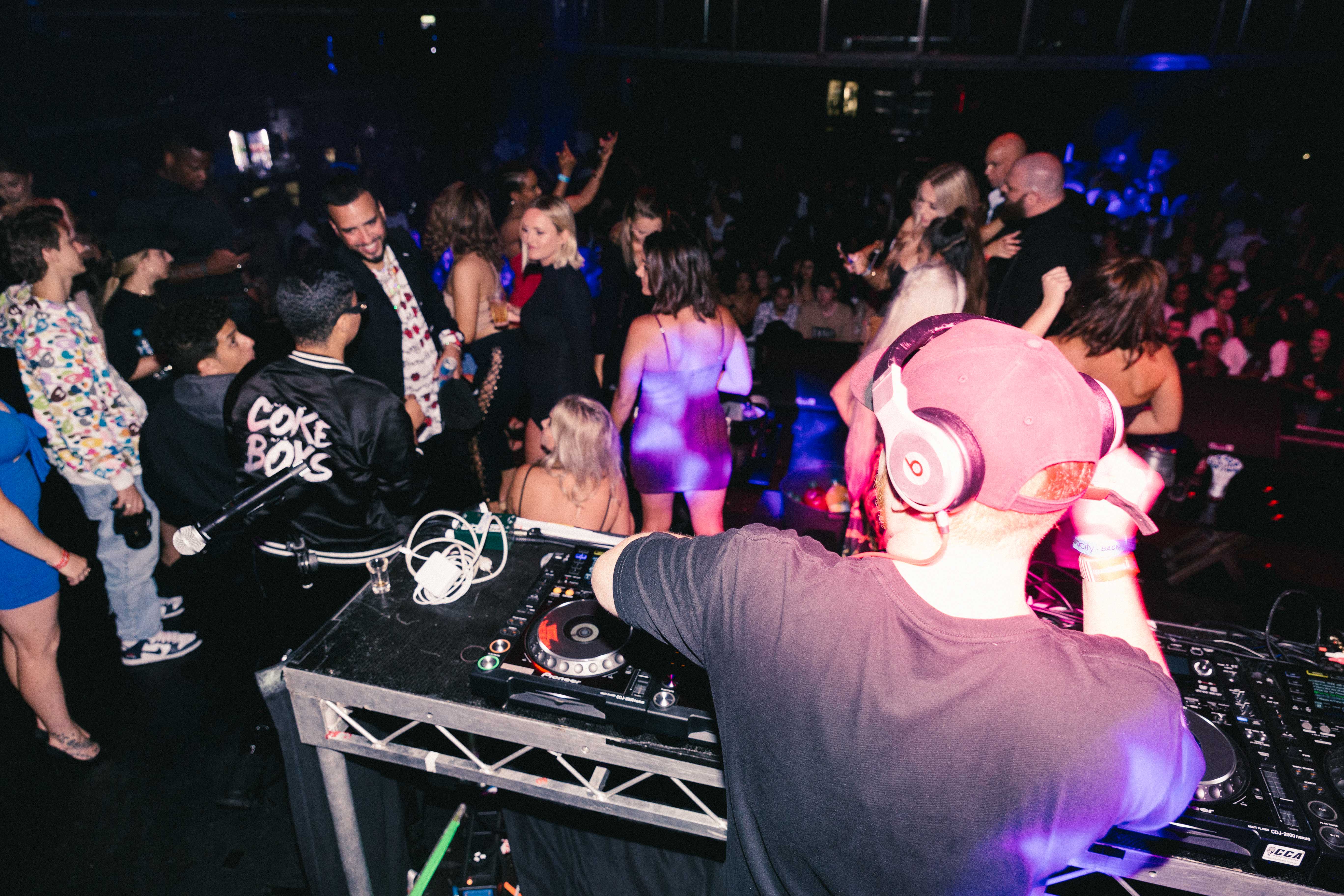 International DJ jaysnbrwn in Singapore - Alvinology