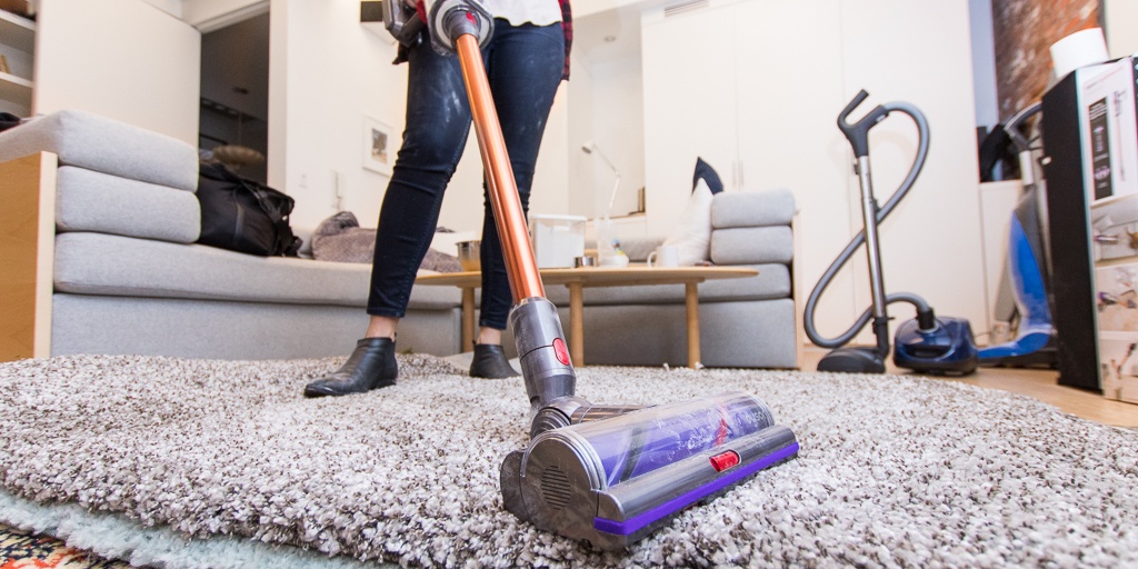 The Dyson Cyclone V10 makes vacuuming fun and sexy - Alvinology