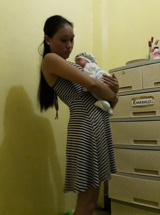 Woman took one look at this photo of her and her child and immediately began praying - Alvinology
