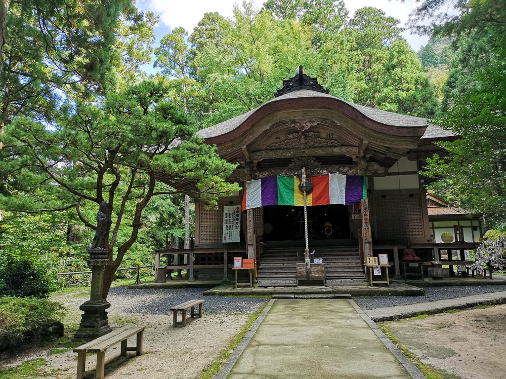 Pray for safety and sound the bell at the Nagairedo Hall.