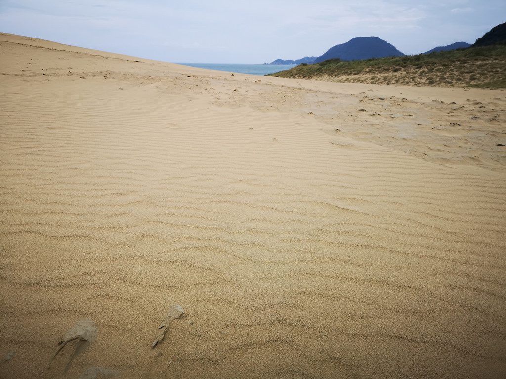 Do you see the fumon patterns in the sand made by the wind?