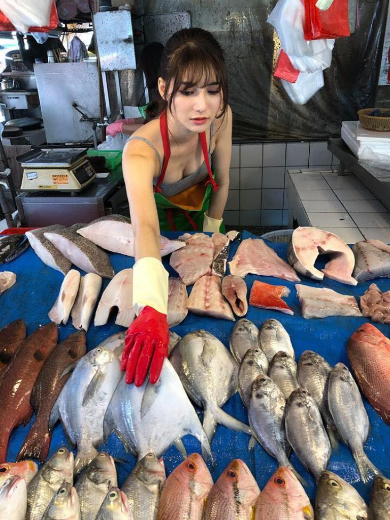 Who is Liu PengPeng? Taiwan's Prettiest Fishmonger worked in Bar in Singapore previously - Alvinology