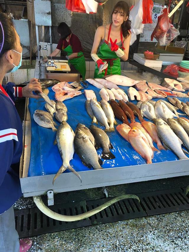 Who is Liu PengPeng? Taiwan's Prettiest Fishmonger worked in Bar in Singapore previously - Alvinology