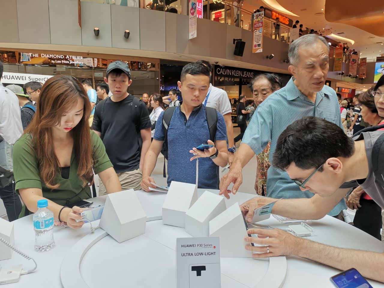 Huawei P30 Series sold out before noon in Singapore during official release at VivoCity Huawei P30 Series sold out before noon in Singapore during official release at VivoCity - Alvinology