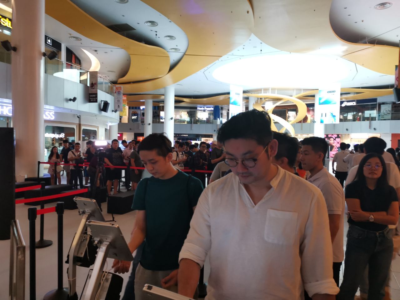 Huawei P30 Series sold out before noon in Singapore during official release at VivoCity Huawei P30 Series sold out before noon in Singapore during official release at VivoCity - Alvinology