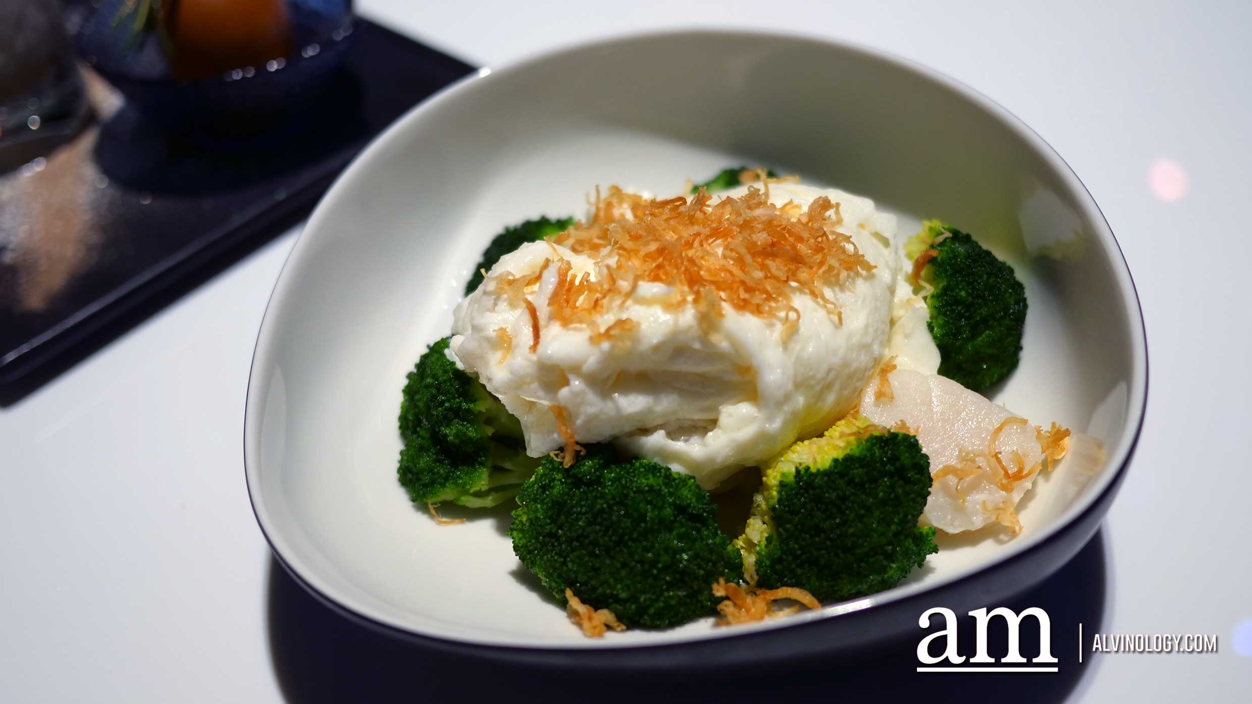 Pan-fried Scallops with Milk and Egg White topped with Crispy Scallop 
