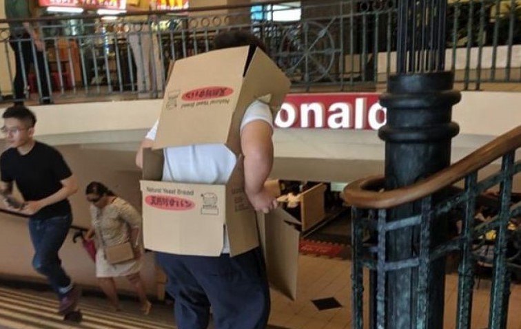 Netizens make fun of boy wearing cardboard boxes to enter a LAN shop during school hours while in uniform - Alvinology