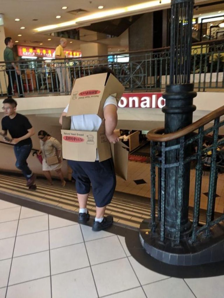 Netizens make fun of boy wearing cardboard boxes to enter a LAN shop during school hours while in uniform - Alvinology