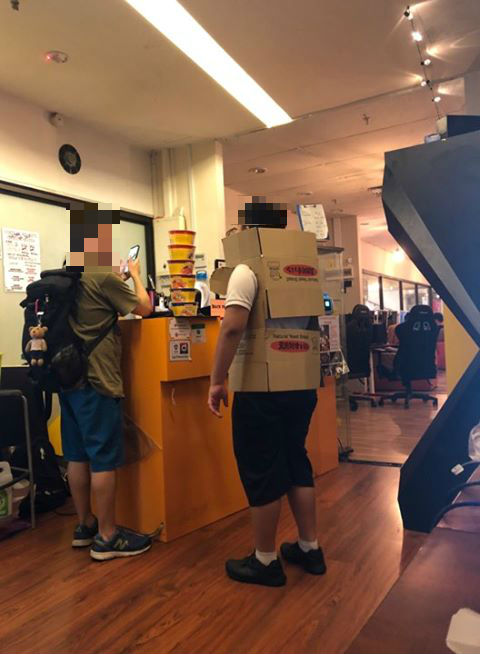 Netizens make fun of boy wearing cardboard boxes to enter a LAN shop during school hours while in uniform - Alvinology