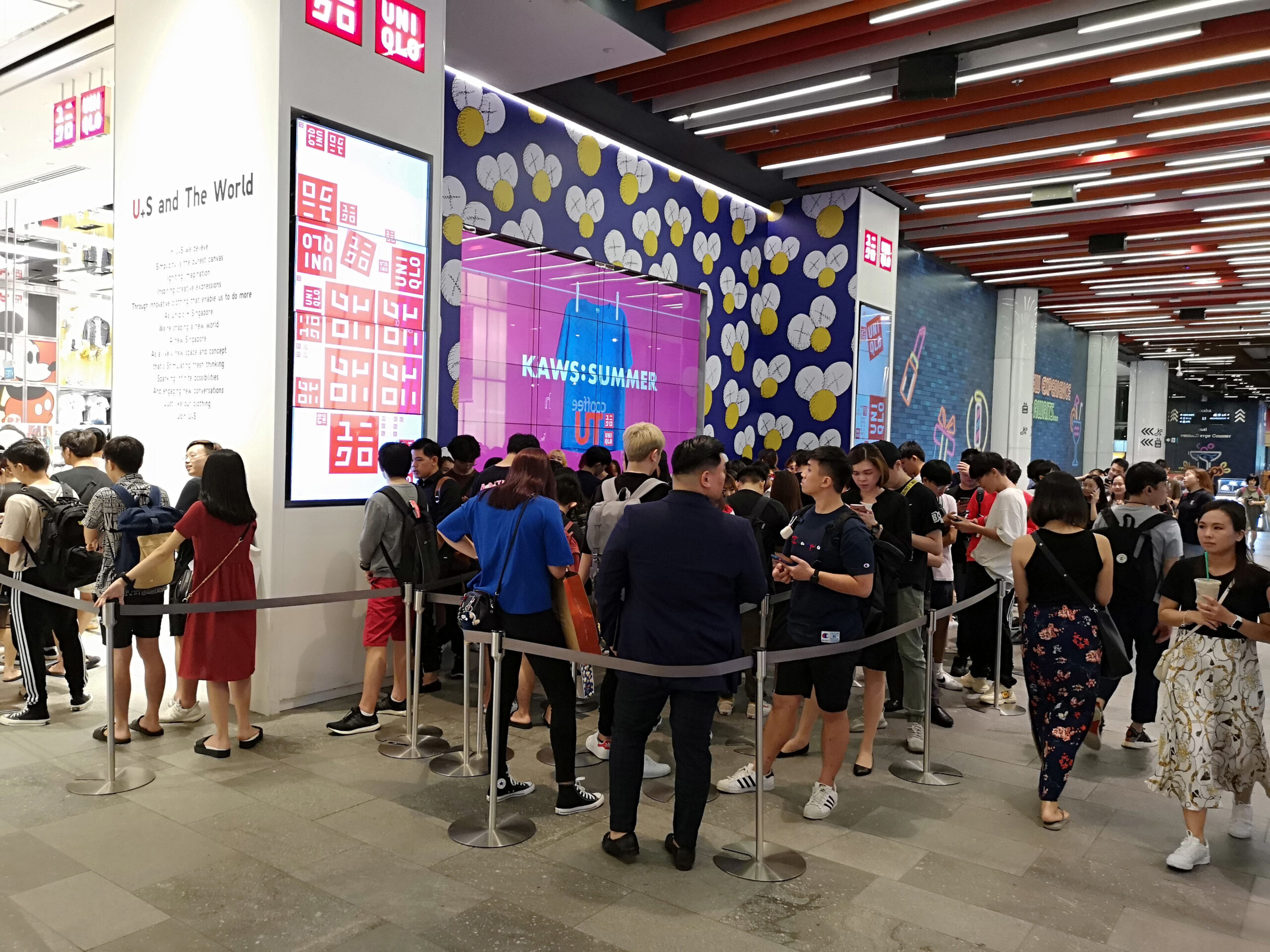 Singaporean shoppers irate over "horrible" Uniqlo x KAWS launch - Alvinology