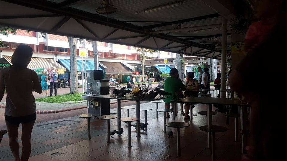 Is a 50-cent tray deposit enough to make Singaporeans clear their hawker centre tables? - Alvinology