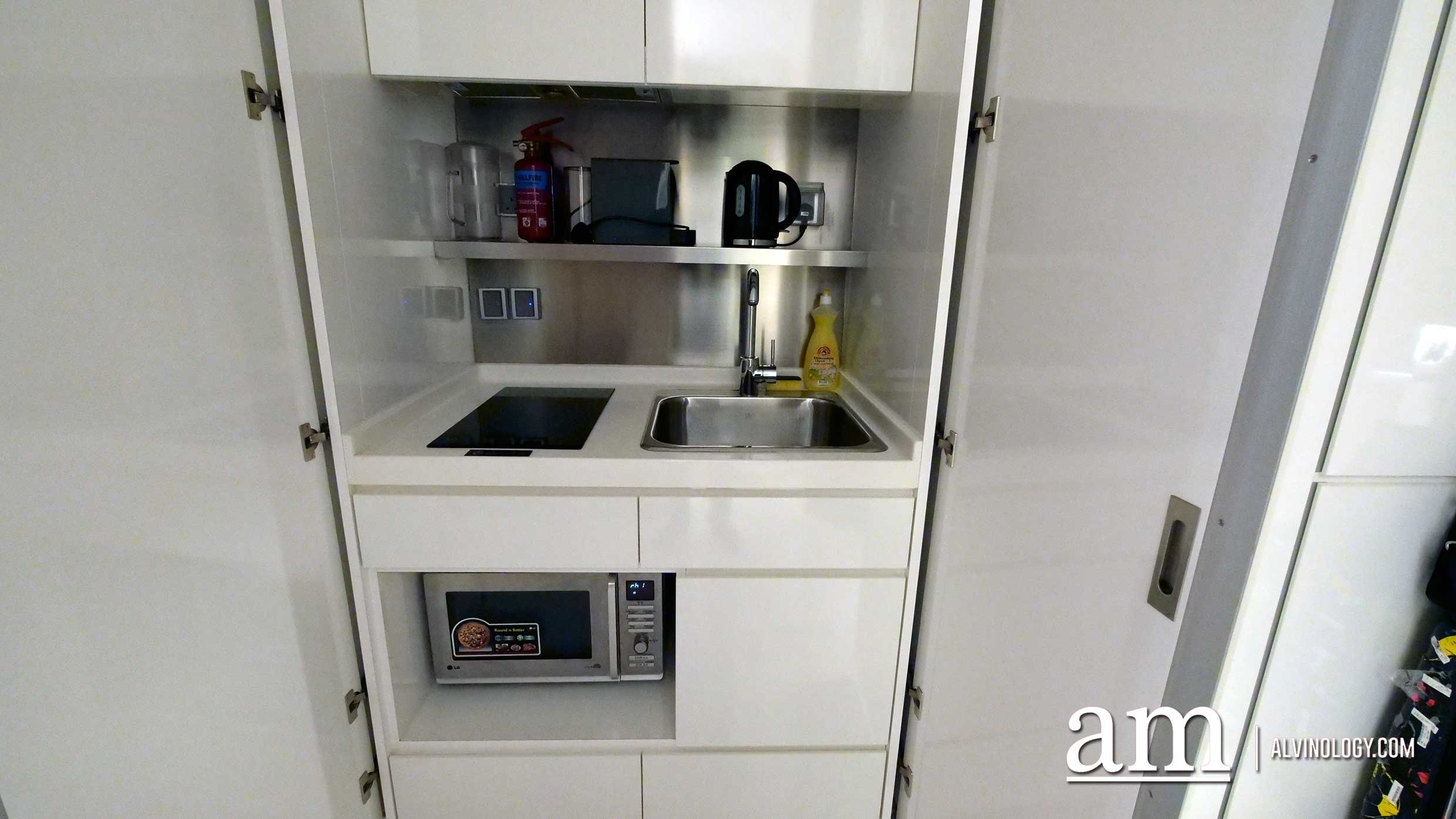 Kitchenette and fridge 