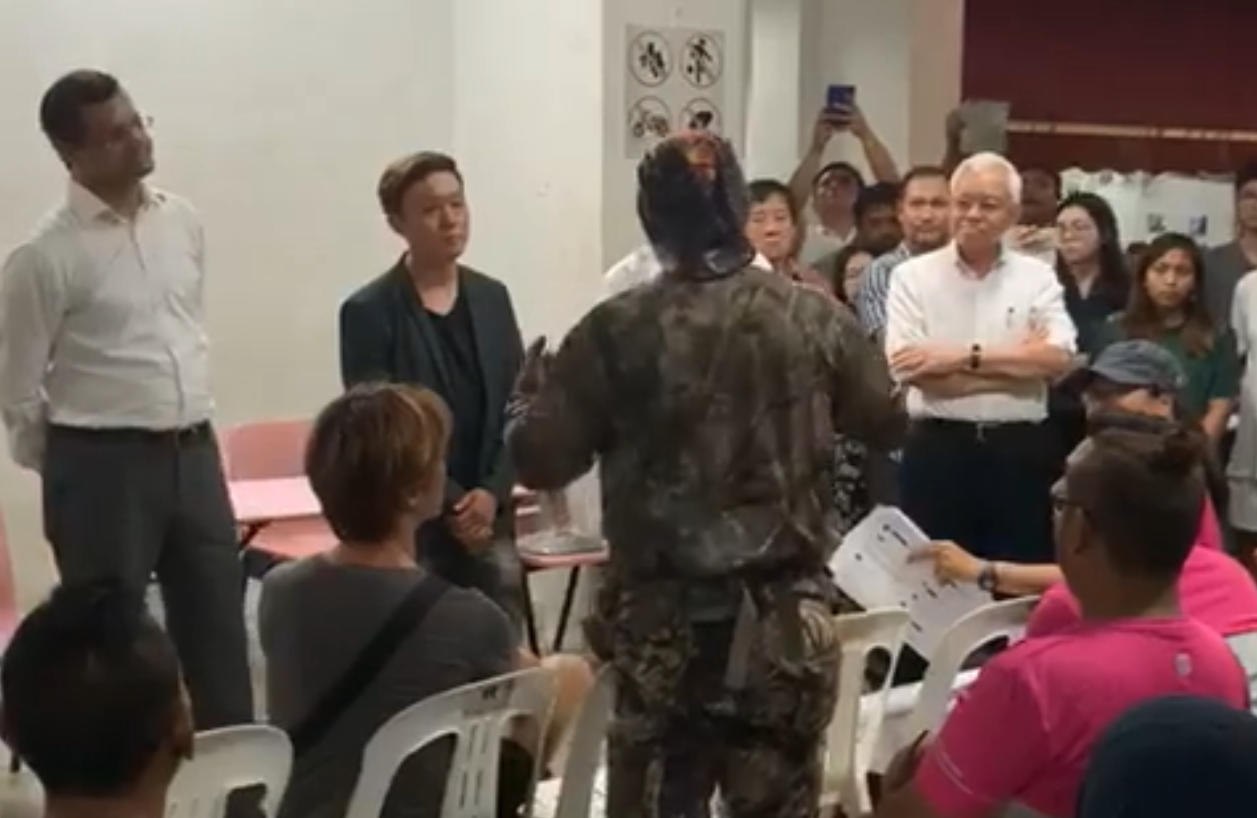 Elderly PMD user shouts at MP Ang Wei Neng at Jurong MPS as tensions escalate over ban - Alvinology