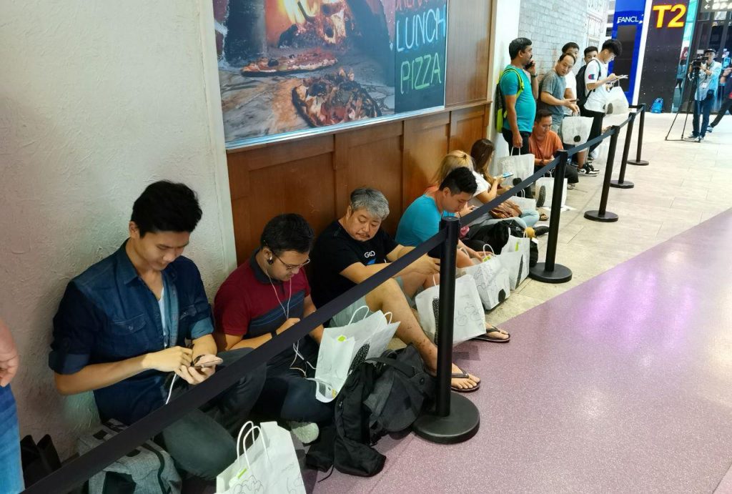 Singaporeans tirelessly lineup just to get their hands on the new HUAWEI Mate 30 Series at launch day Singaporeans tirelessly lineup just to get their hands on the new HUAWEI Mate 30 Series at launch day - Alvinology