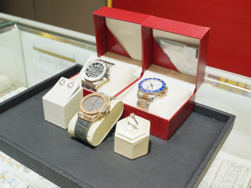 Here are some watches & jewellery pieces which are up to 50% cheaper at ValueMax any time of the year - Alvinology