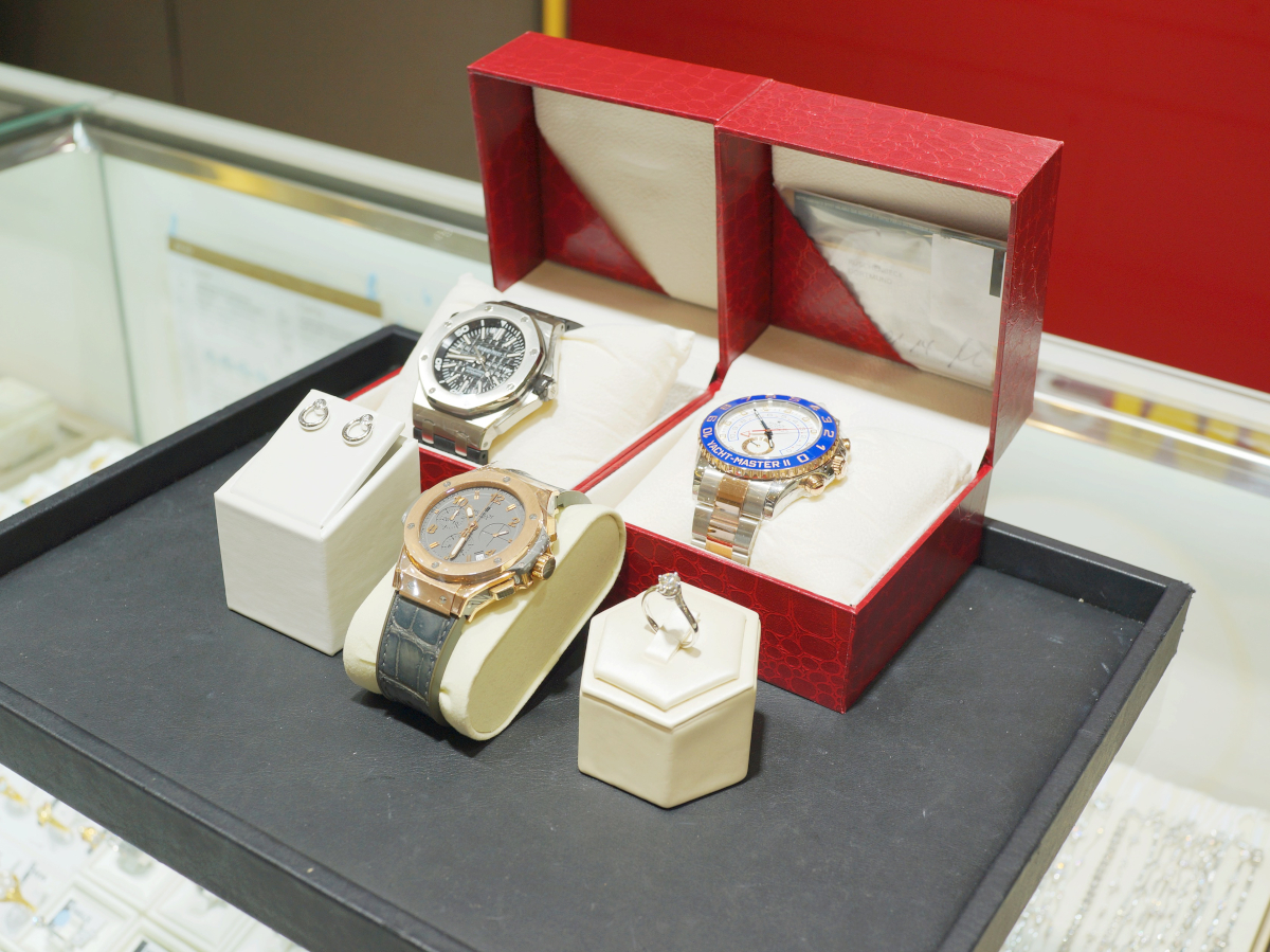 Here are some watches & jewellery pieces which are up to 50% cheaper at ValueMax any time of the year - Alvinology